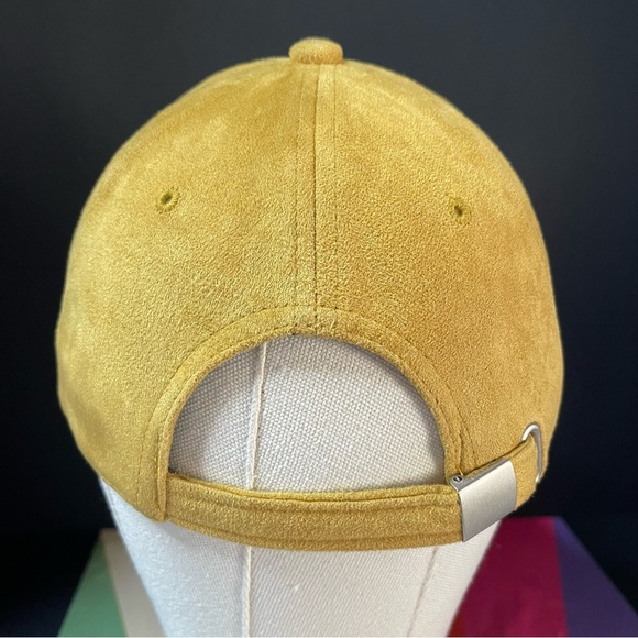Suede like cap.                                                             H054 - Picture 3 of 5